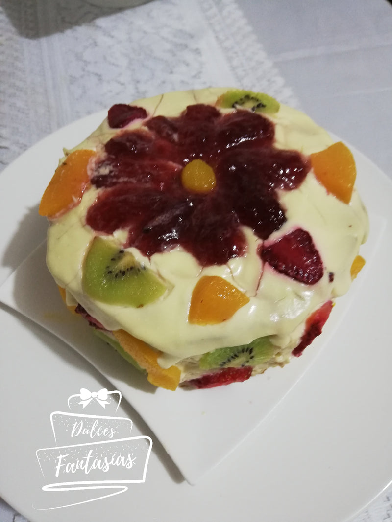 Pastel de crema y frutas
